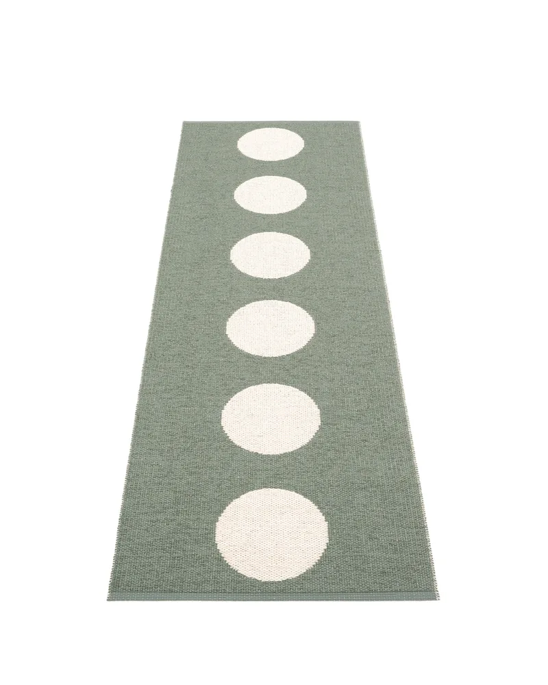 VERA Army - Runner Rug de Pappelina en Army, Runner Rug, 70 × 150 cm – photo du produit