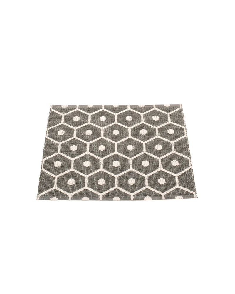 HONEY Charcoal - Small Rug van Pappelina in Charcoal, Small Rug, 70 × 60 cm – productfoto
