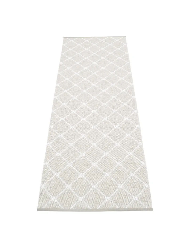 REX Fossil Grey - Runner Rug von Pappelina in 70 × 160 cm – Produktfoto