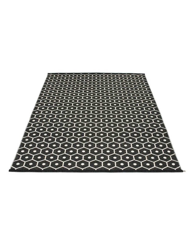 HONEY Black - Area Rug van Pappelina in Black, Area Rug, 180 × 260 cm – productfoto