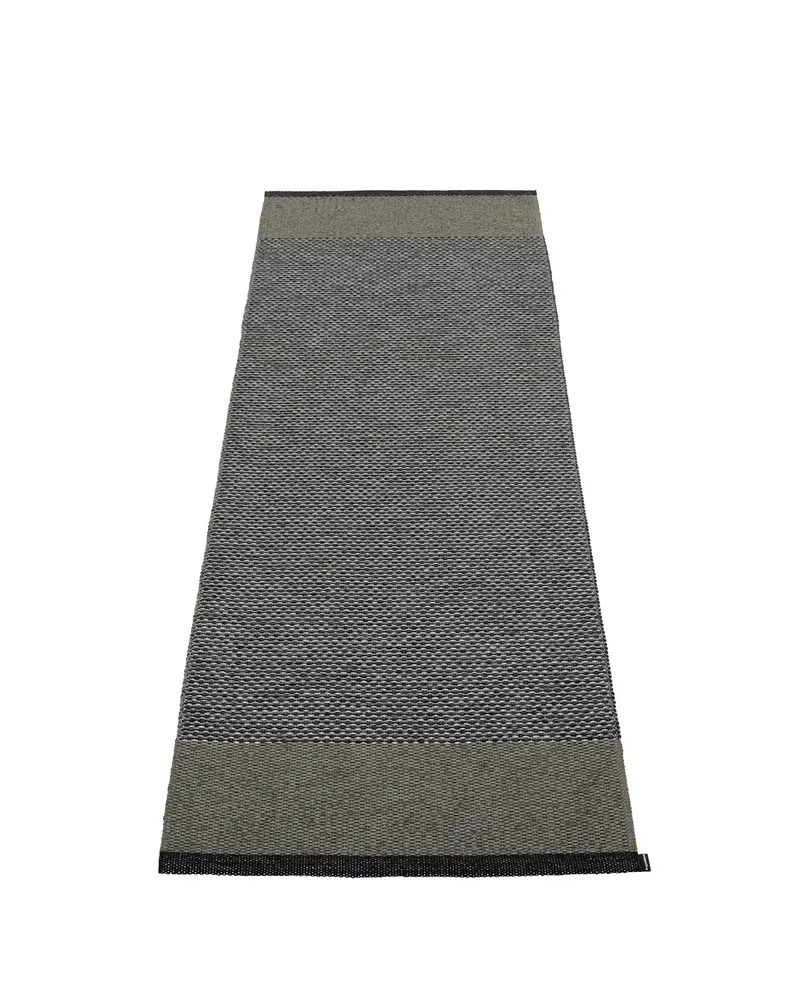 EDIT Black - Runner Rug van Pappelina in Black, Runner Rug, 70 × 120 cm – productfoto