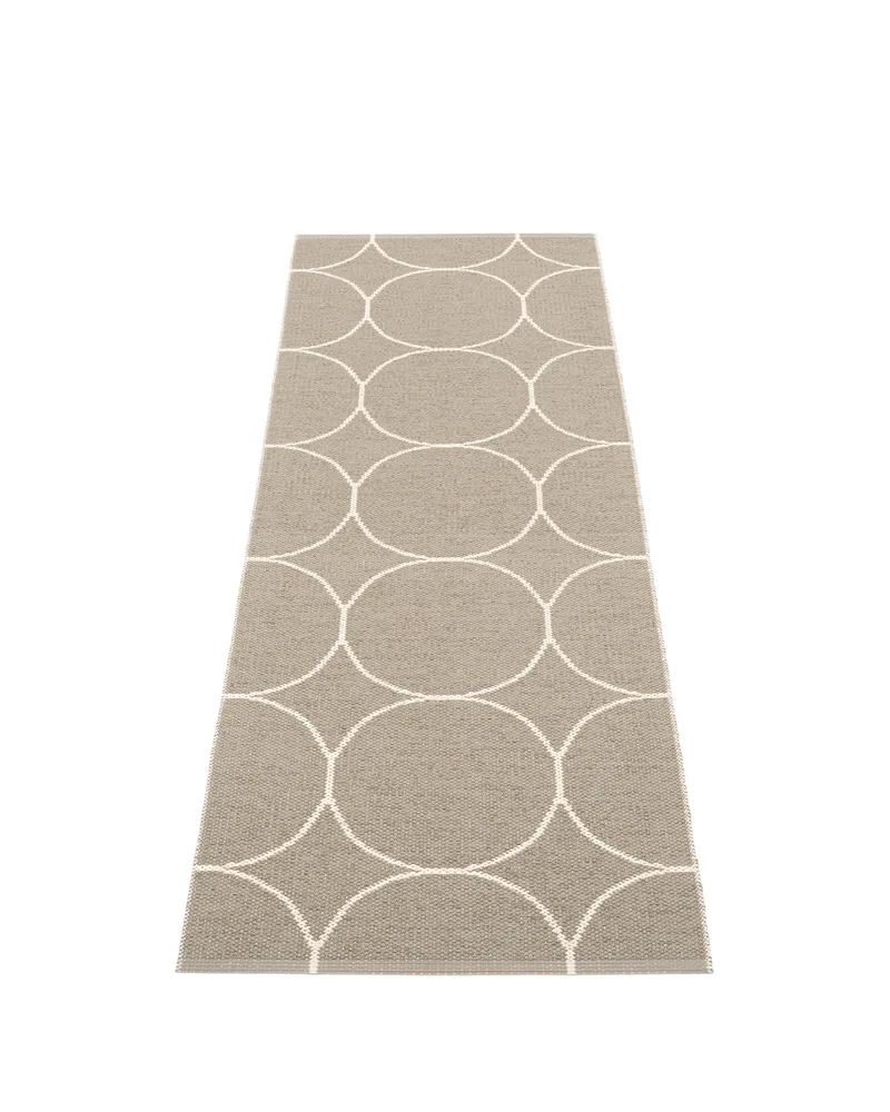 BOO Dark Linen - Runner Rug von Pappelina in Dark Linen, Runner Rug, 70 × 100 cm – Produktfoto