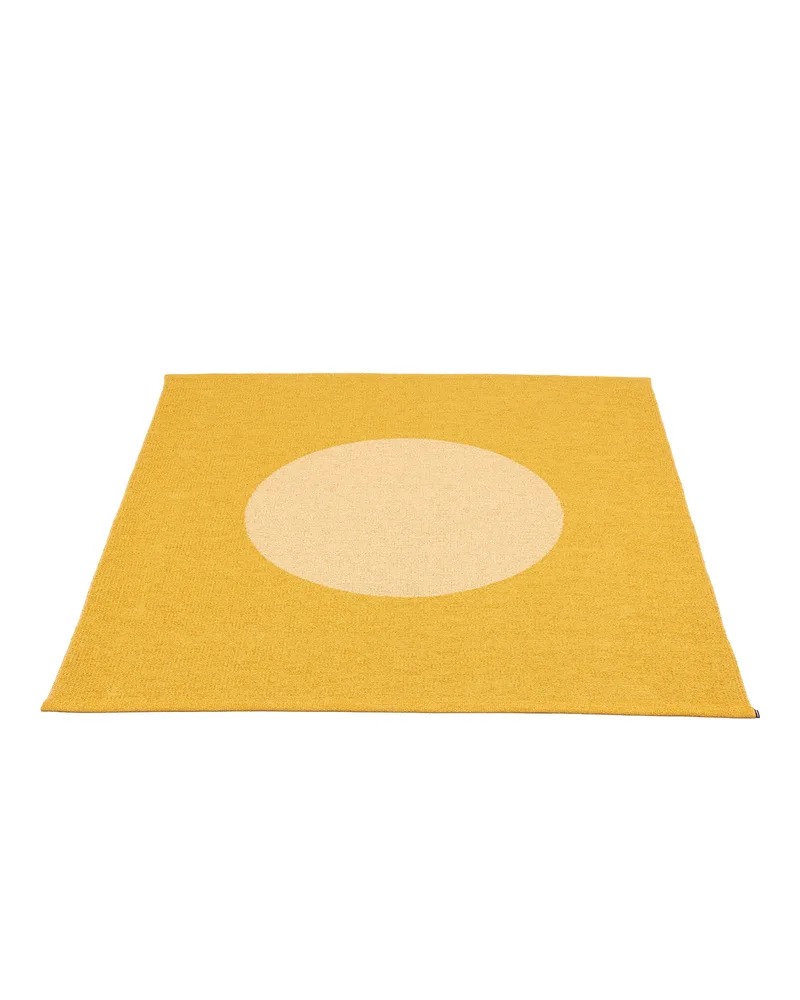 VERA POP Mustard - Area Rug van Pappelina in Mustard, Area Rug, 180 × 200 cm – productfoto