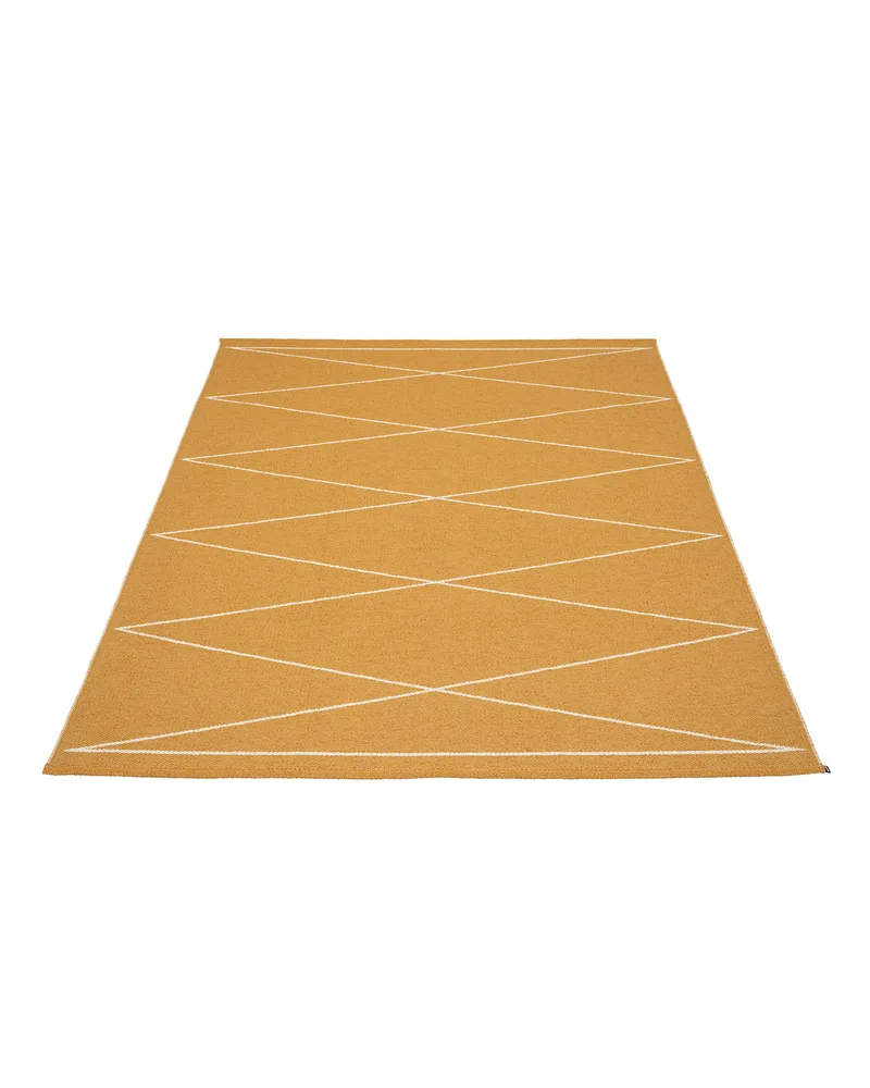 MAX Ochre - Area Rug von Pappelina in Ochre, Area Rug, 180 × 260 cm – Produktfoto