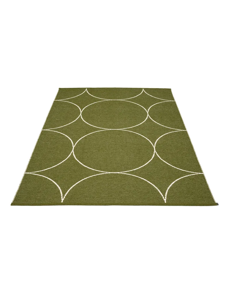 BOO Dark Olive - Area Rug de Pappelina en Dark Olive, Area Rug, 180 × 275 cm – photo du produit