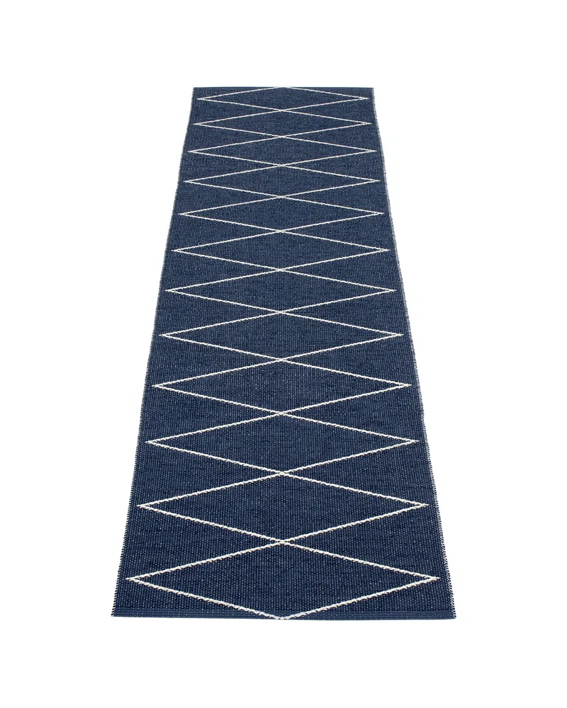 MAX Dark Blue - Runner Rug von Pappelina in Dark Blue, Runner Rug, 70 × 100 cm – Produktfoto