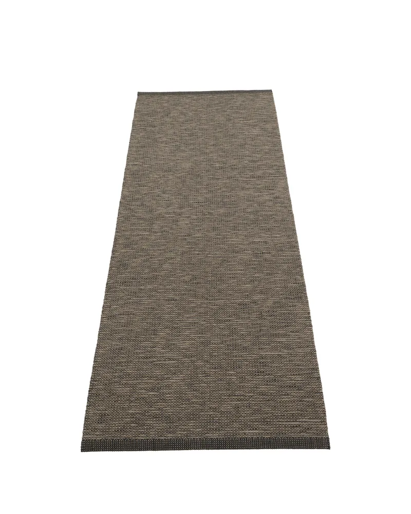 SAM Black - Runner Rug van Pappelina in Black, Runner Rug, 70 × 150 cm – productfoto