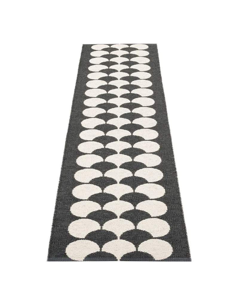 POPPY Black - Runner Rug von Pappelina in Black, 70 × 150 cm – Produktfoto