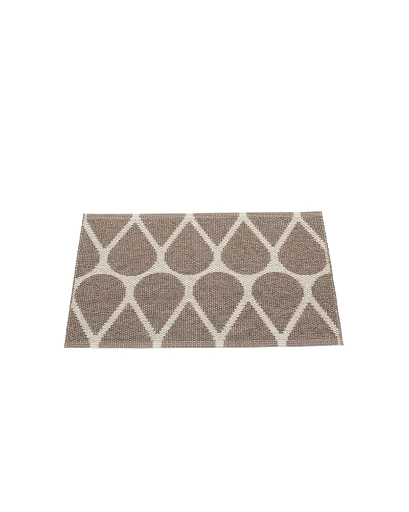 OTIS Dark Mud - Small Rug van Pappelina in 70 × 50 cm – productfoto