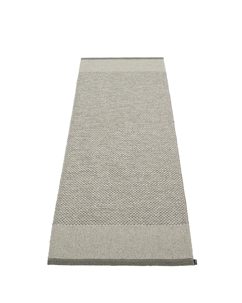 EDIT Charcoal - Runner Rug van Pappelina in Charcoal, Runner Rug, 70 × 120 cm – productfoto