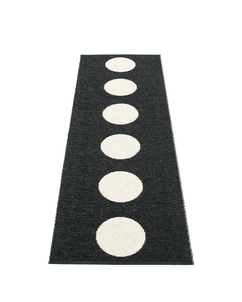 VERA Black - Runner Rug van Pappelina in Black, Runner Rug, 70 × 150 cm – productfoto