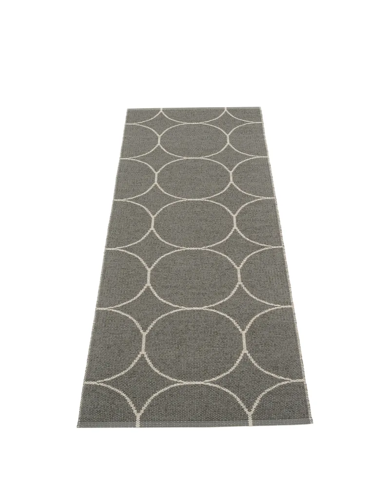 BOO Charcoal - Runner Rug de Pappelina en Charcoal, Runner Rug, 70 × 100 cm – photo du produit