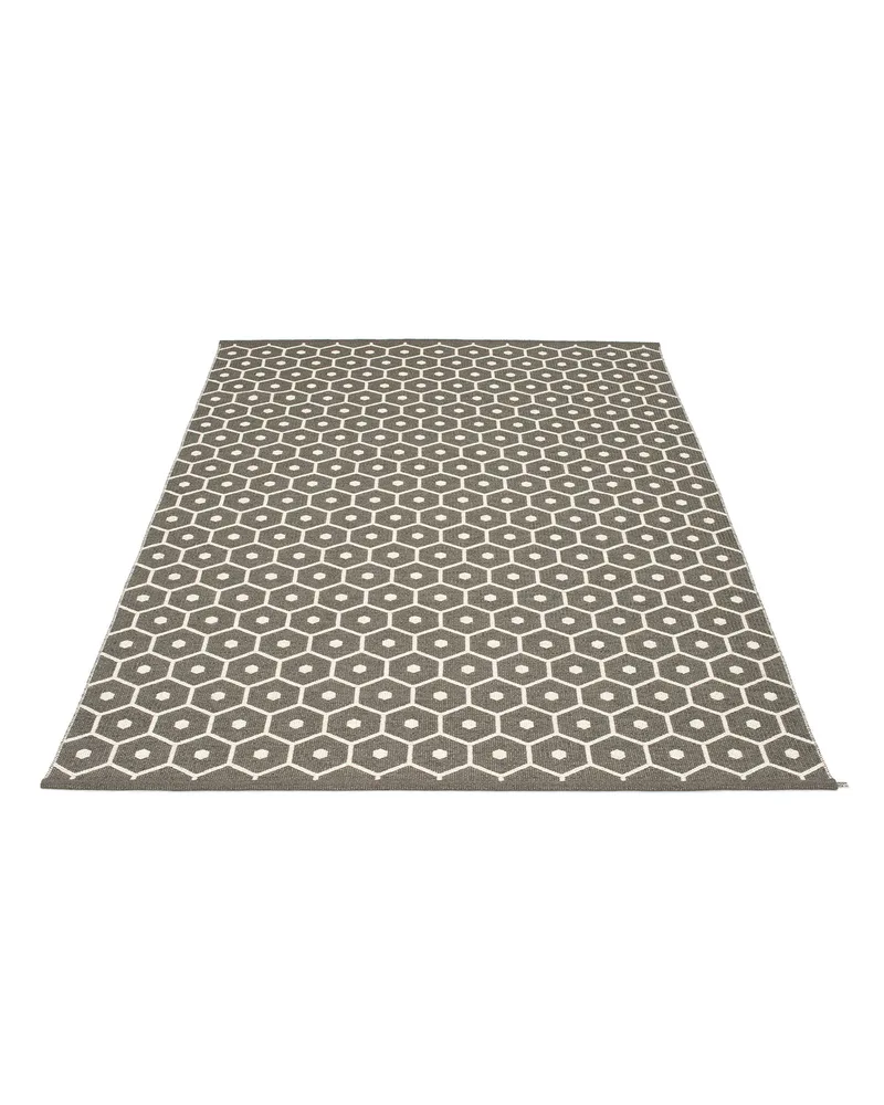 HONEY Charcoal - Area Rug van Pappelina in Charcoal, Area Rug, 180 × 260 cm – productfoto