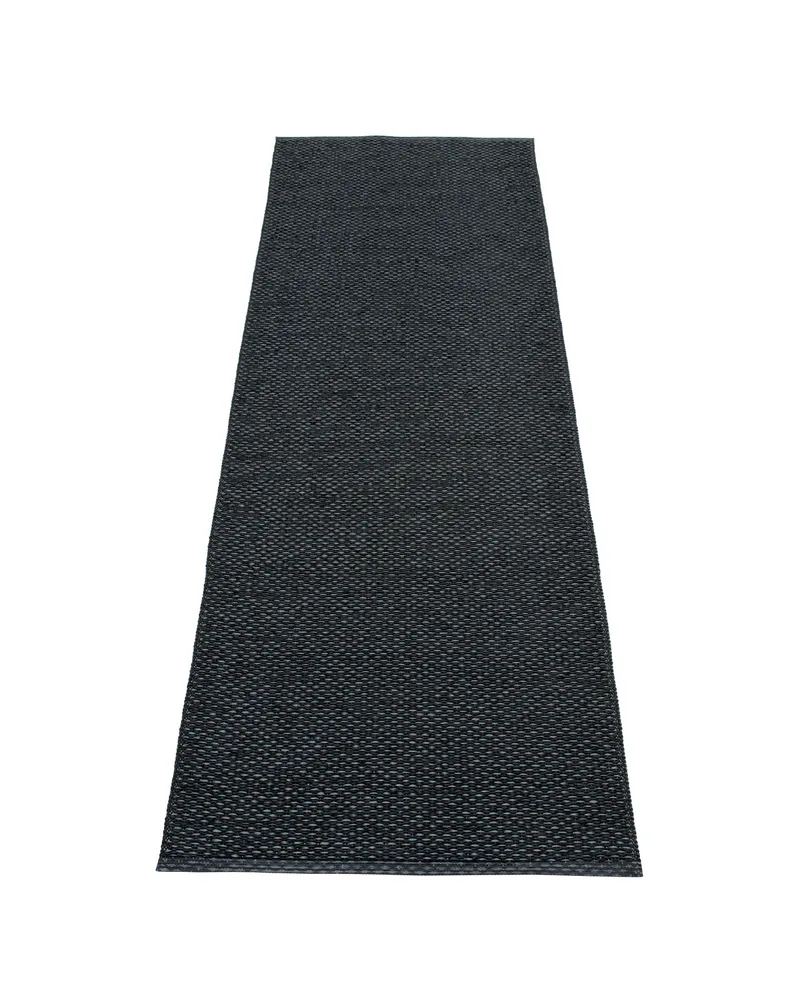 SVEA Black - Runner Rug van Pappelina in Black, Runner Rug, 70 × 160 cm – productfoto
