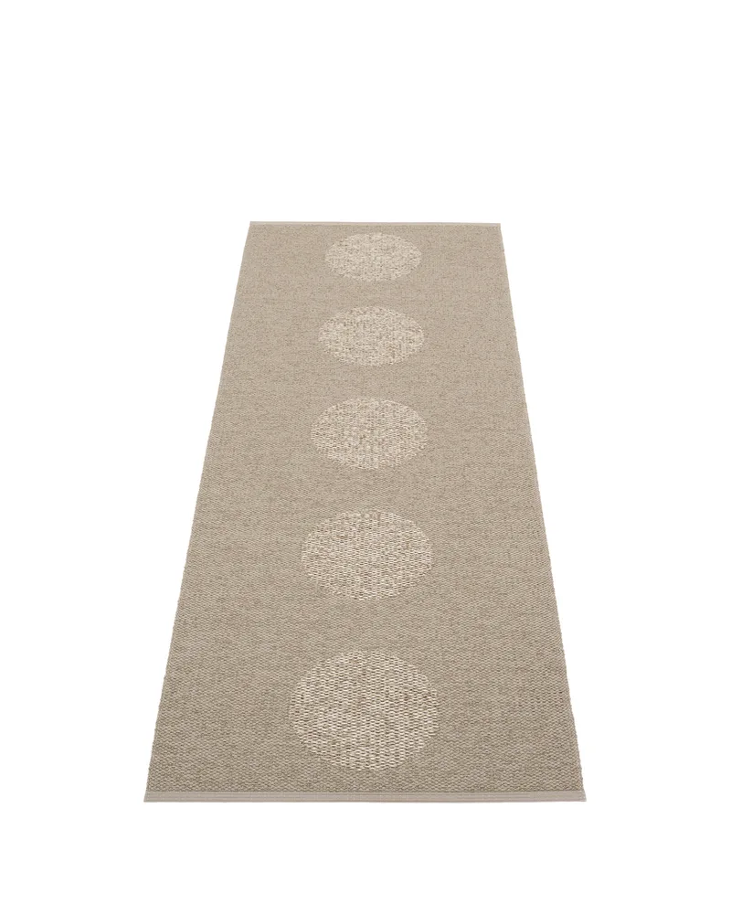 VERA 2.0 Dark Linen - Runner Rug von Pappelina in Dark Linen, 70 × 120 cm – Produktfoto