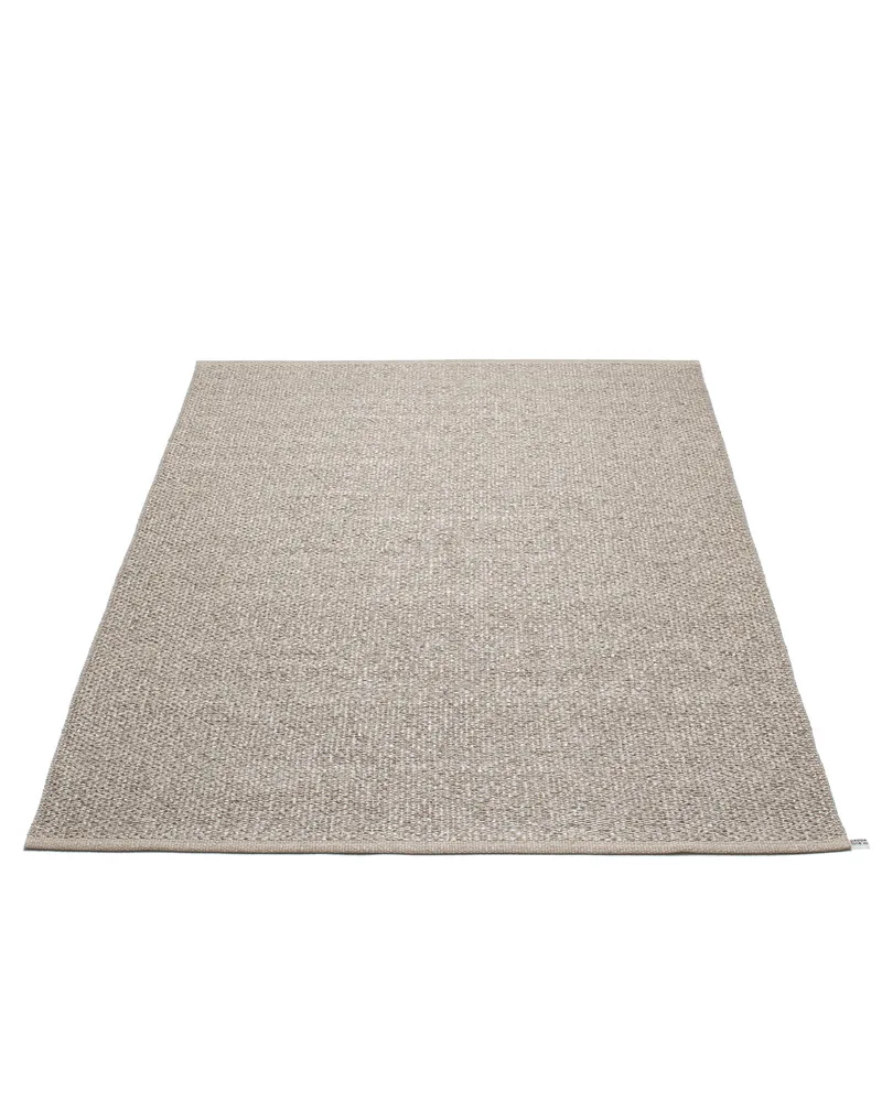 SVEA Mud - Area Rug van Pappelina in Mud, Area Rug, 180 × 260 cm – productfoto