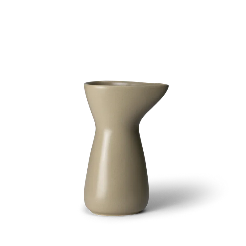 Signature Jug, Large de Ro Collection en Soft sand – photo du produit