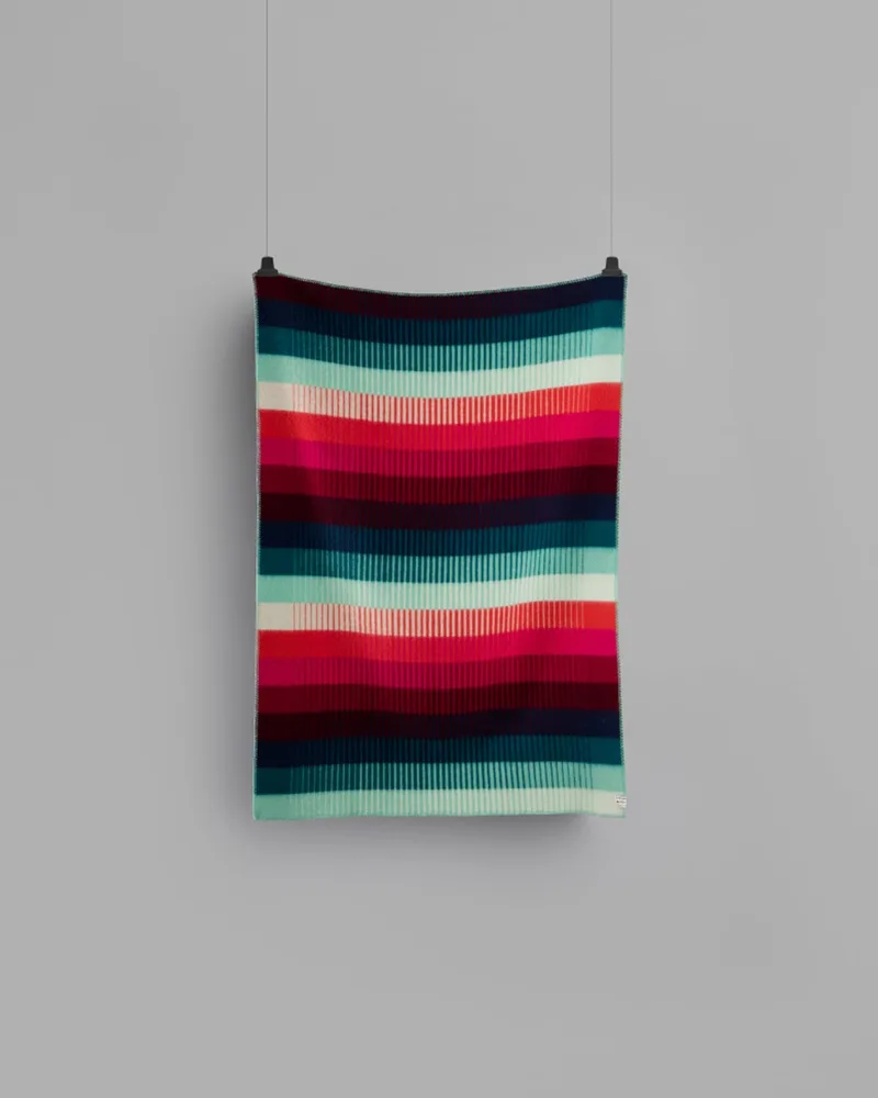 Åsmund Gradient by Røros Tweed in Red/turquoise – product photo 2 of 3