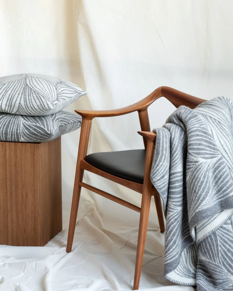 Naturpledd by Røros Tweed in Flette – interior photo 7 of 8
