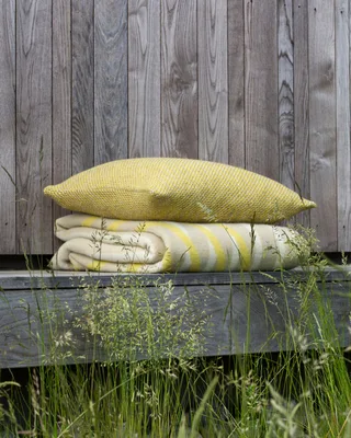 Una de Røros Tweed en Ochre – photo d’ambiance 3 sur 5