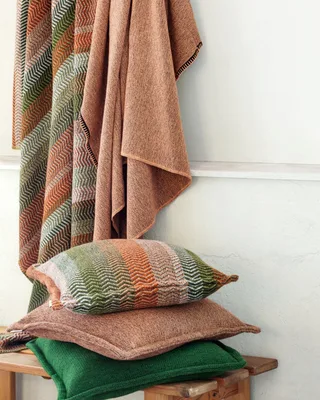 Picnic van Røros Tweed in Deep moss green – sfeerfoto 3 van 5