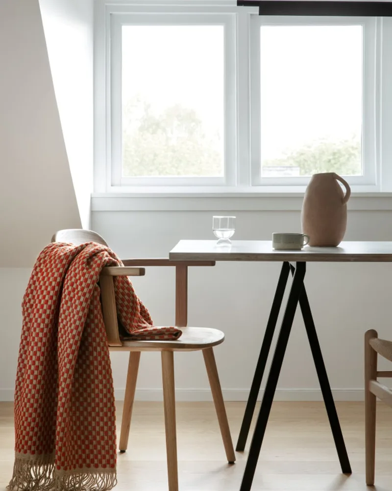Isak van Røros Tweed in Red Sumac – sfeerfoto 3 van 6