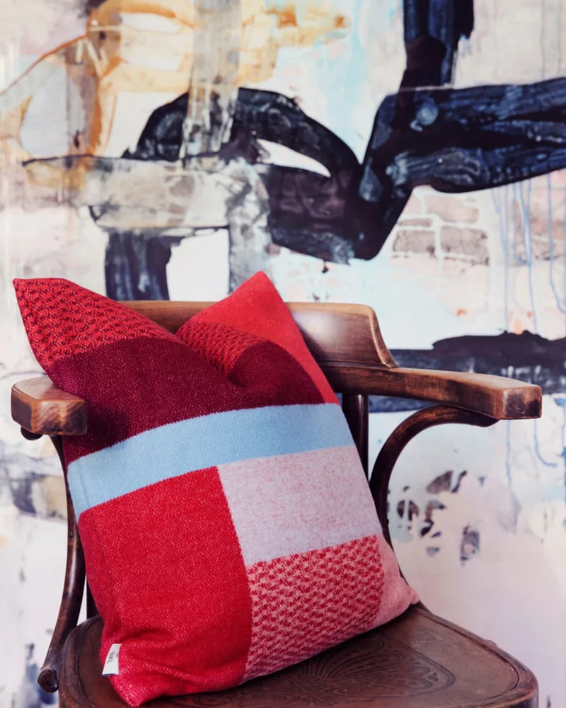 Mikkel von Røros Tweed in Red – Ambientefoto 1 von 2
