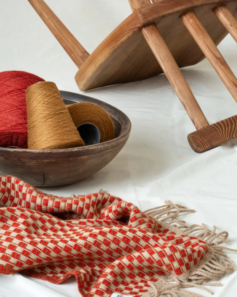 Isak van Røros Tweed in Red Sumac – sfeerfoto 5 van 6