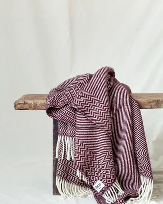 Kattefot van Røros Tweed in Burgundy – sfeerfoto 3 van 5