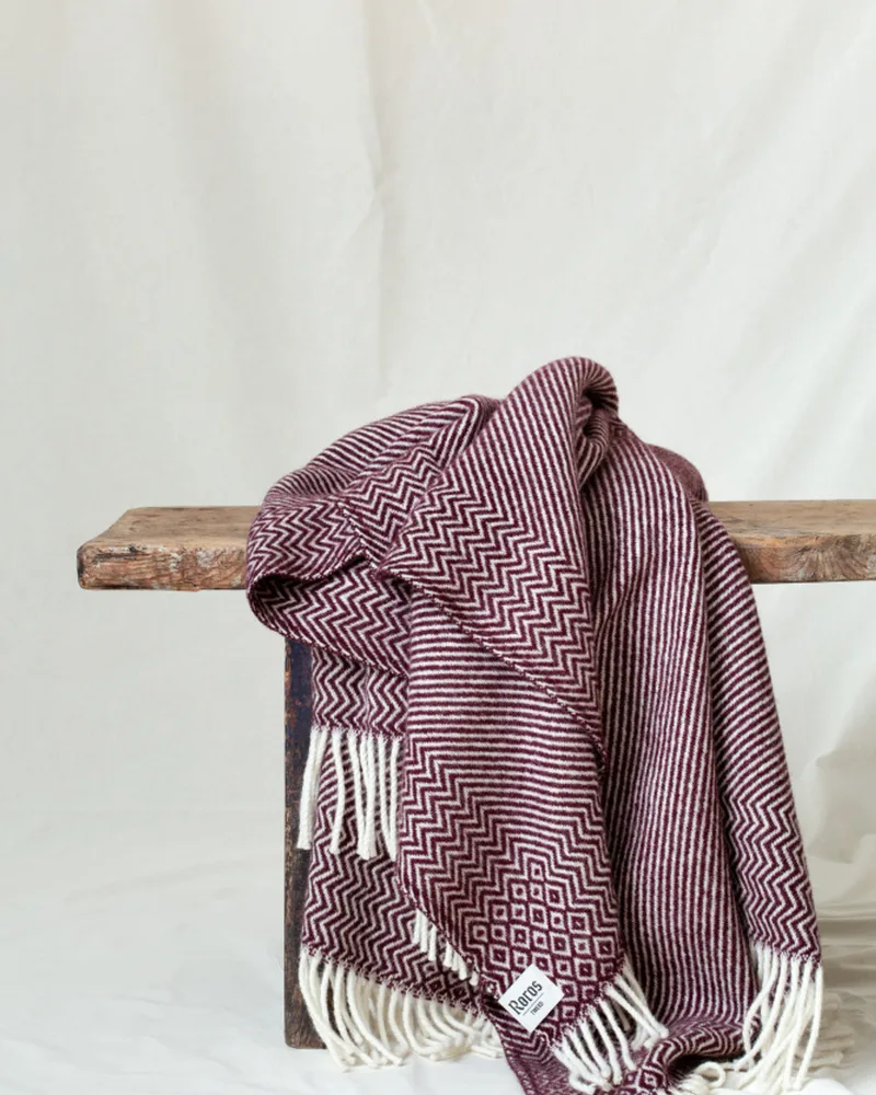 Kattefot van Røros Tweed in Burgundy – sfeerfoto 3 van 5