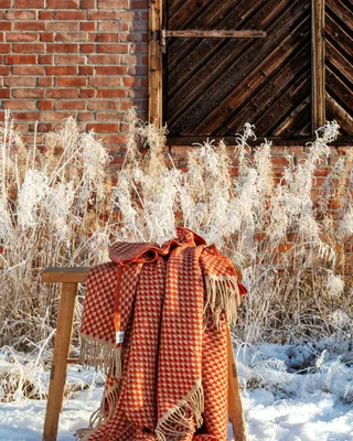 Isak van Røros Tweed in Red Sumac – sfeerfoto 4 van 6