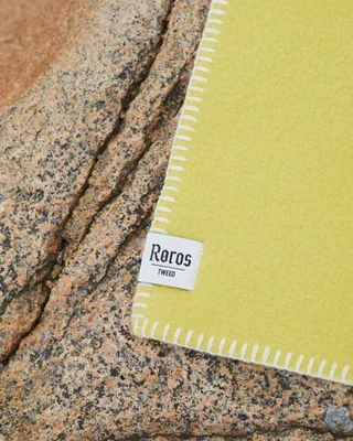 Stemor van Røros Tweed in Sunshine Yellow – sfeerfoto 2 van 4