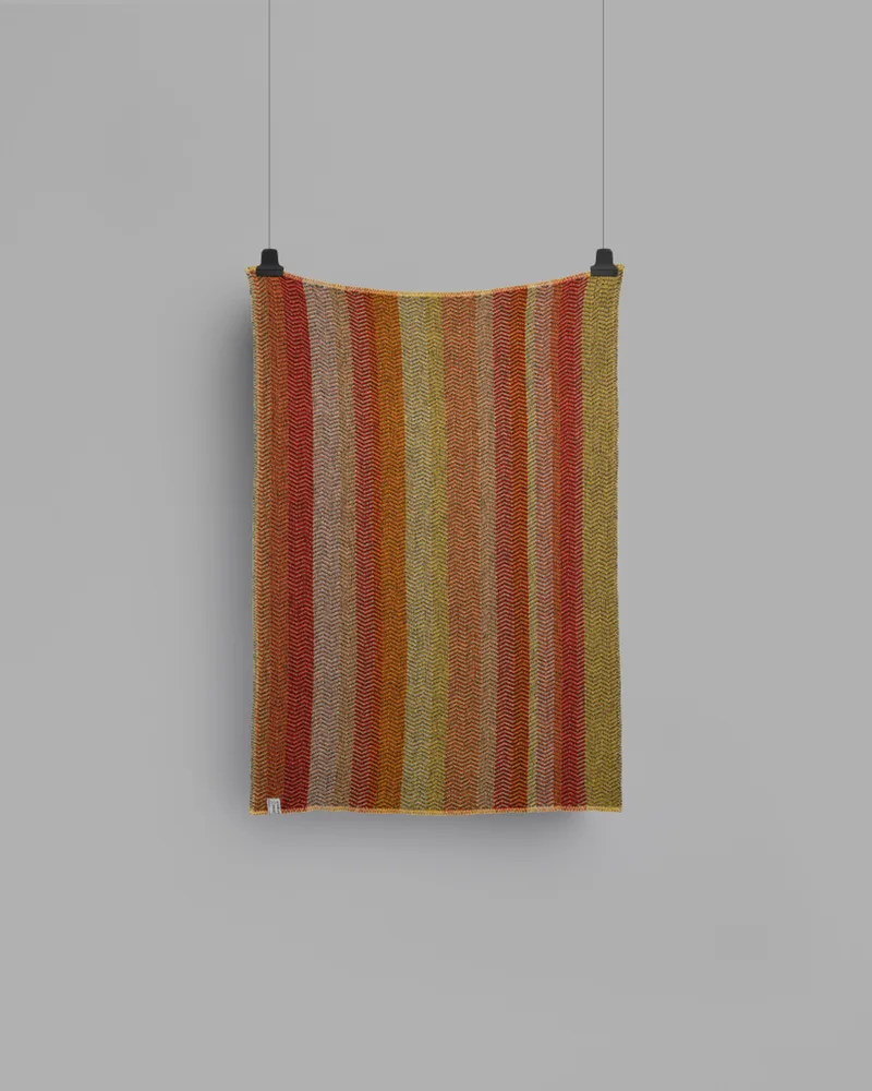 Fri by Røros Tweed in Summer Red – product photo 2 of 4