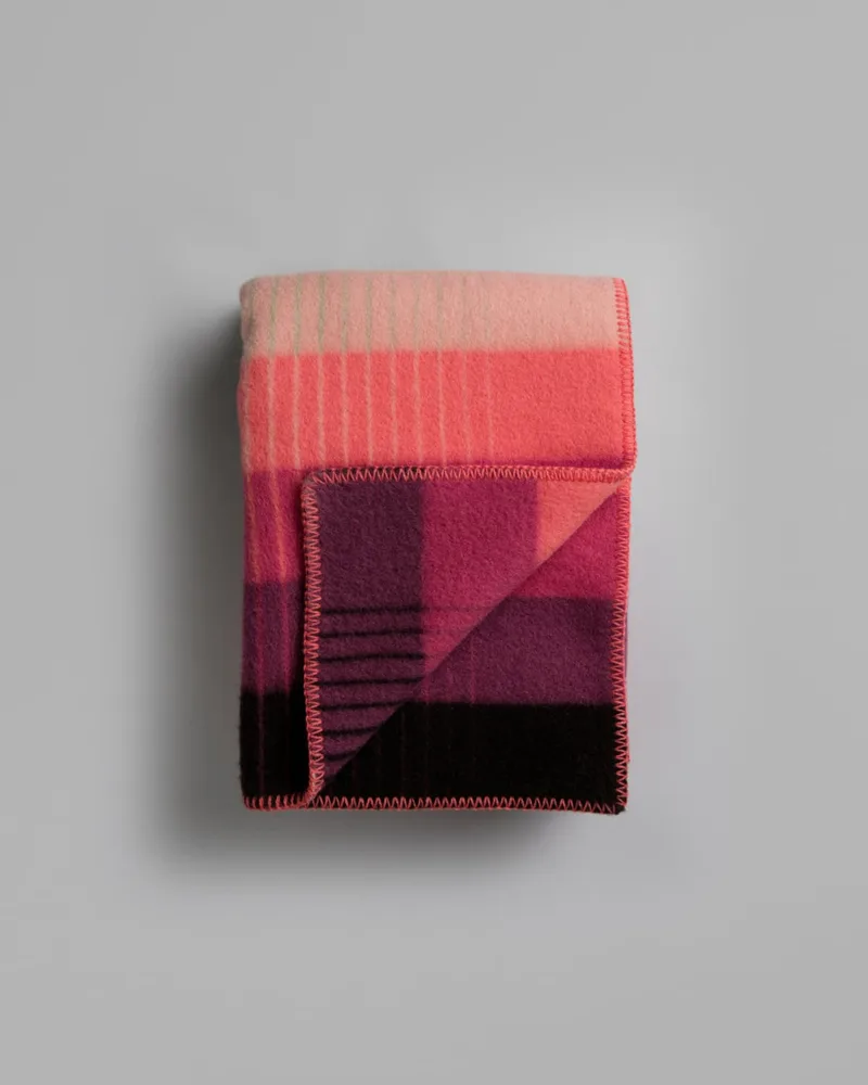 Åsmund Gradient by Røros Tweed in Pink/green – product photo 4 of 4