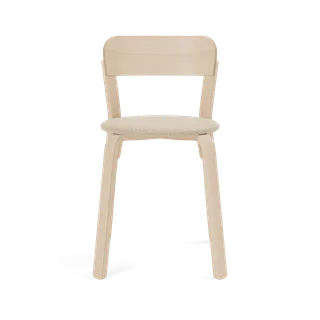Turn Chair van TAKT in Beech Matt lacquer, Hallingdal 0220 White/camel – productfoto 2 van 2