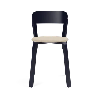 Turn Chair van TAKT in Beech Black blue lacquer, Hallingdal 0220 White/camel – productfoto 2 van 2