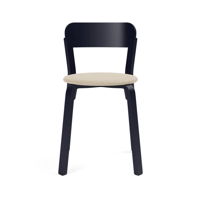 Turn Chair van TAKT in Beech Black blue lacquer, Hallingdal 0220 White/camel – productfoto 2 van 2
