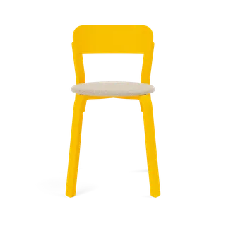 Turn Chair van TAKT in Beech Sun yellow lacquer, Hallingdal 0220 White/camel – productfoto 2 van 2