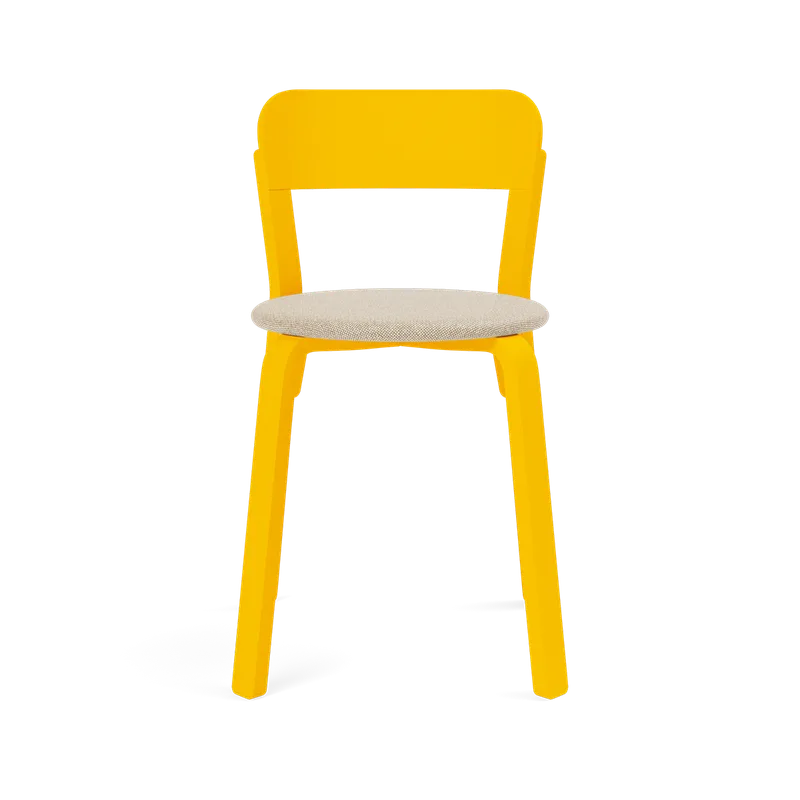 Turn Chair van TAKT in Beech Sun yellow lacquer, Hallingdal 0220 White/camel – productfoto 2 van 2