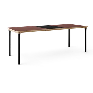 Arc Dining Table de TAKT en Natural oak and black beech, 0751 Deep red nano laminate, Ext-50 0720 Black nano laminate – photo du produit 2 sur 2