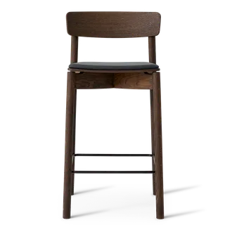 Cross Bar Chair van TAKT in 65 cm, Smoked oak, Dunes black leather – productfoto 2 van 2