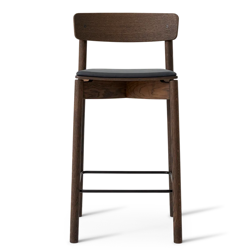 Cross Bar Chair van TAKT in 65 cm, Smoked oak, Dunes black leather – productfoto 2 van 2