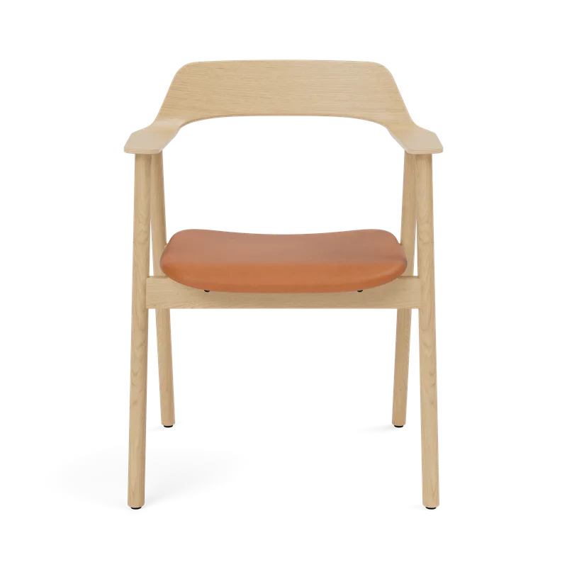 Bow Chair van TAKT in Oak Matt lacquer, LEAP® cognac – productfoto 2 van 2