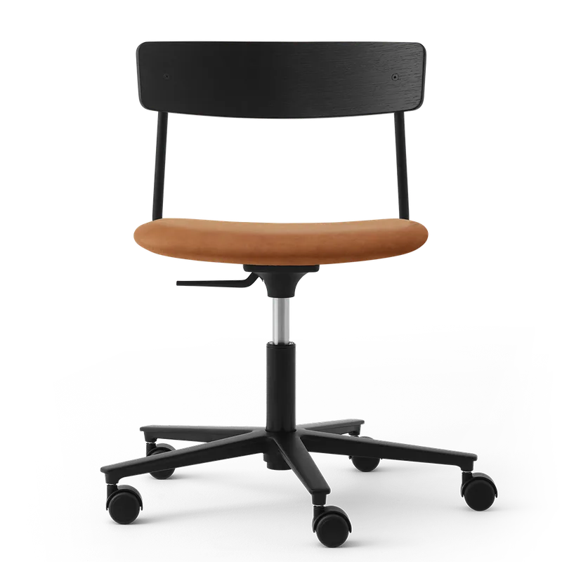 Cross Task Chair de TAKT en Black tube, Oak Black lacquer, Spoor Zea Cognac Leather, Aucun – photo du produit 2 sur 2