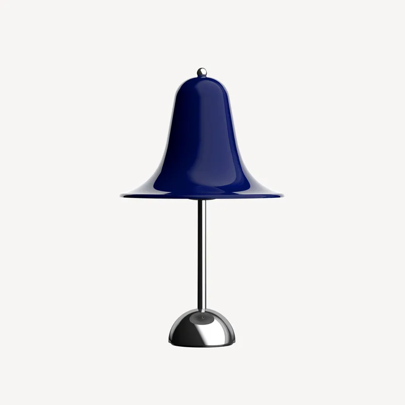 Pantop Ø23 Table Lamp van VERPAN in Night Blue – productfoto