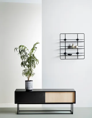 Virka Skænk (lav) von WOUD in Sort/Eg – Produktfoto 3 von 4