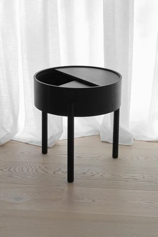 Arc Sidebord (42 cm) van WOUD in Sort – sfeerfoto 3 van 4