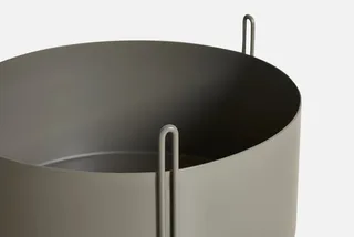 Pidestall Plantekasse (medium) von WOUD in Taupe – Ambientefoto 1 von 5