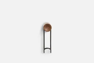 Around Knage (lille) by WOUD in Valnød/Sort – product photo 3 of 4