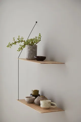 Stedge Hylde by WOUD in 80 cm, Sort metal, Hvidpigmenteret eg (2 hylder) – product photo 2 of 3